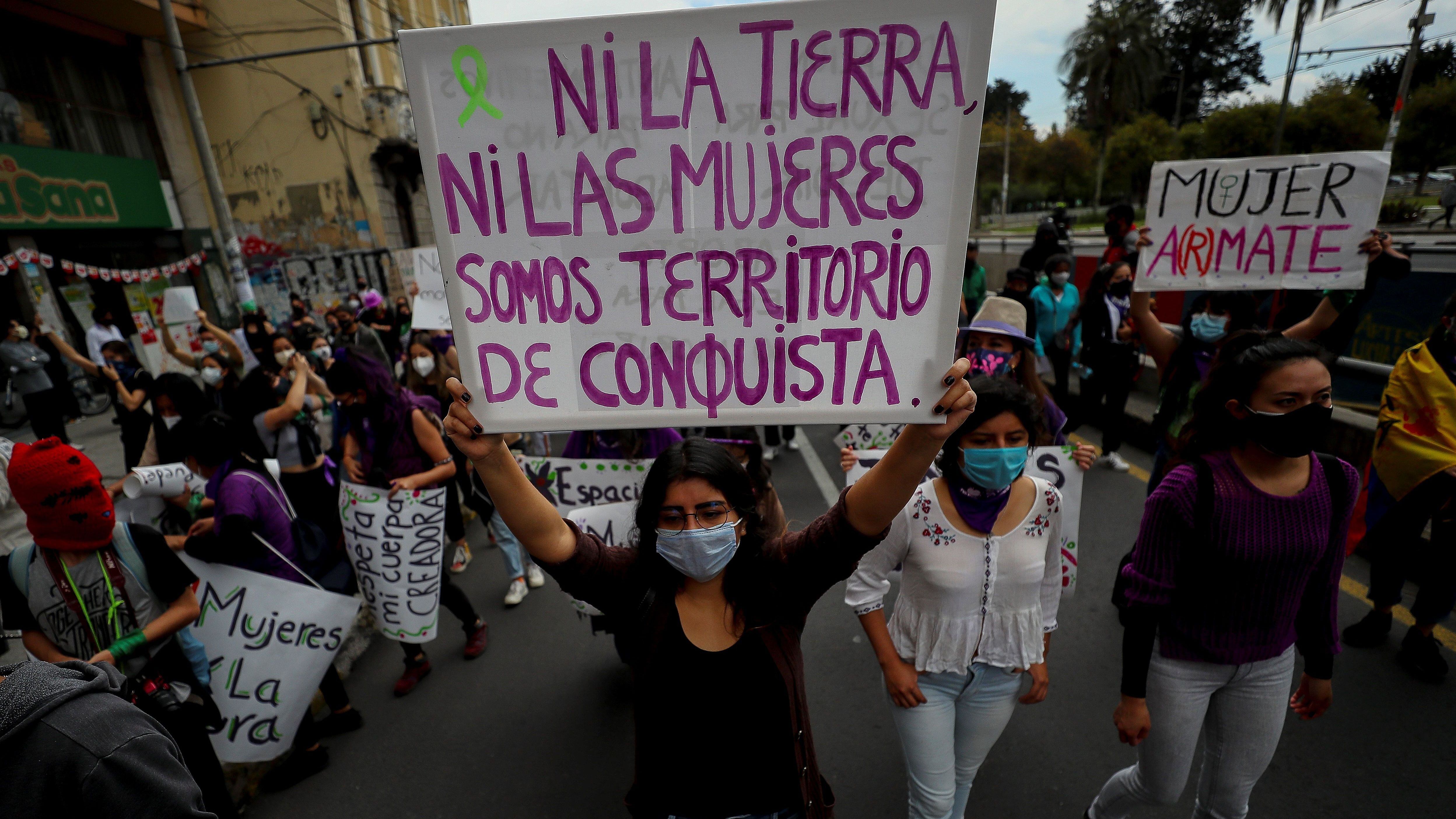 Uma das imagens da manifestação em Quito (Equador). Várias organizações saíram às ruas em defesa dos direitos das mulheres. 