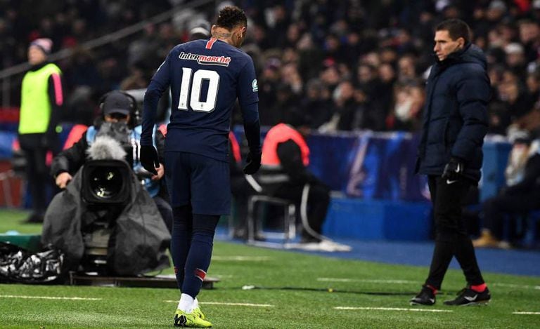 Neymar deixa o campo machucado.