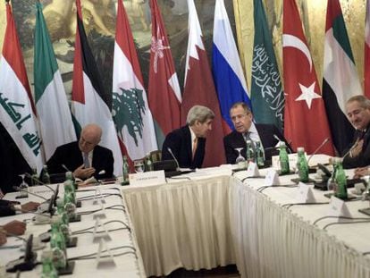 O secretário de Estado norte-americano, John Kerry, e o chanceler russo, Sergei Lavrov, conversam antes de reunião entre 17 nações em Viena pra discutir a guerra que já dura quatro anos na Síria.