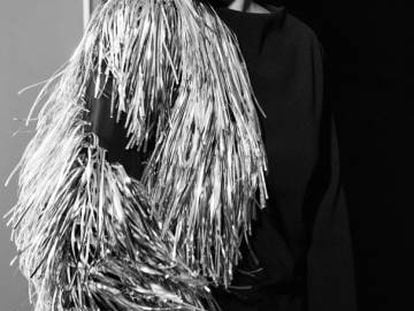 Sigourney Weaver na sessão de fotos para o EL PAÍS Semanal. Usa um top com franjas Loewe, calças Shon Mott e sapatos Carmina Shoemaker.