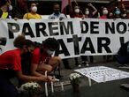 Activistas y familiares de las víctimas encienden velas un día después de una operación policial que dejó 25 muertos en la favela de Jacarezinho