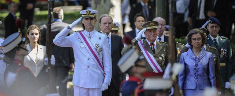 O Príncipe de Astúrias e o Rei durante um desfile.