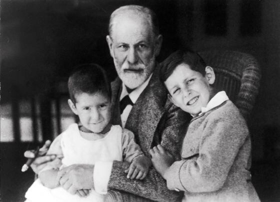 Sigmund Freud com dois de seus netos.