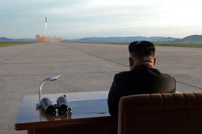 Kim Jong Um observa o lançamento de um míssil Hwasong-12 nesta foto sem data.