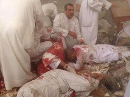 Vítimas do atentado em uma mesquita no Kuwait, nesta sexta-feira.