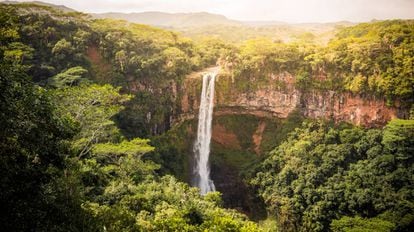 Cachoeira de Chamarel, no montanhoso interior da ilha Maurício.