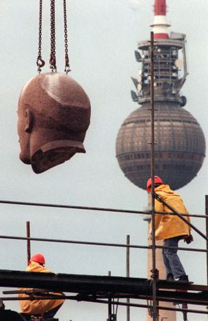 Transporte da cabeça da grande estátua de Lênin, em novembro de 1991.