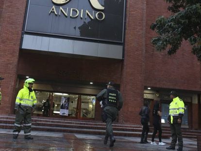 Polícia isola os arredores do shopping center Andino.