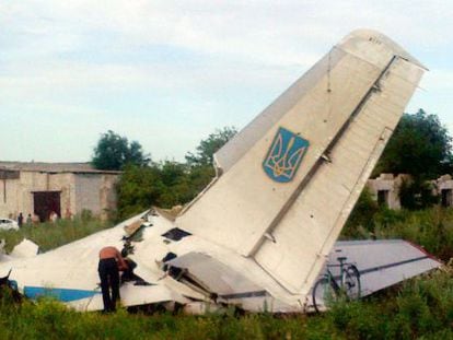 Restos do avião ucraniano derrubado na fronteira com a Rússia.