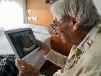 Mercè Besalú hace una videoconferencia con su nieta el día de su aniversario desde la residencia de ancianos donde vive de Salt. Fotografía cedida por Fundació Les Vetes al Arxiu Municipal de Salt dentro de la campaña #arxivemlacovid19 promovida por la AAC. 