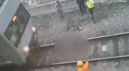 Imagem antes do trem avançar sobre o corpo da vítima.