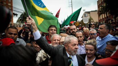 Lula chega para depor.