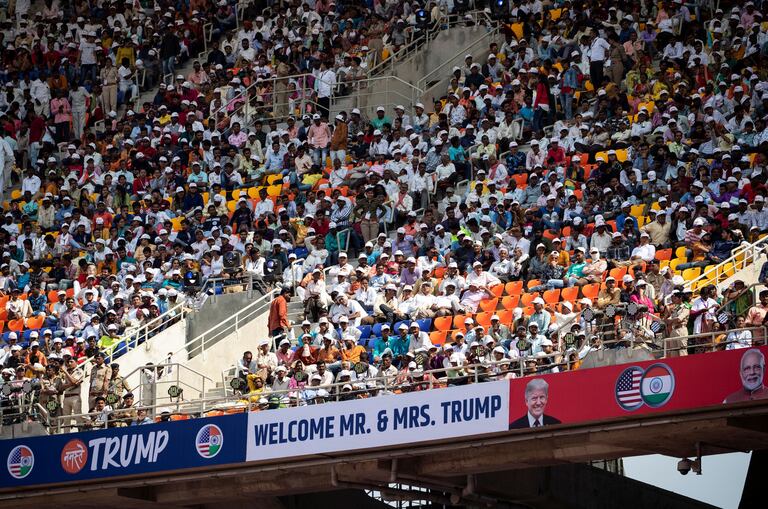 A plateia assiste ao discurso de Trump no estádio em Ahmedabad.