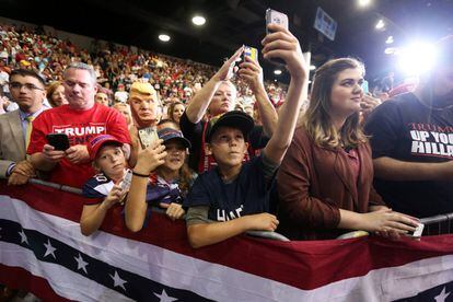 Seguidores de Donald Trump fazem fotografias com seus celulares durante comício em Sarasota, na Flórida.