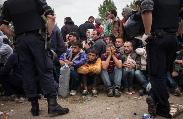 Policia cerca refugiados na Croácia.