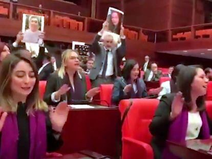 Deputadas turcas cantam "Um violador em teu caminho" no Parlamento.