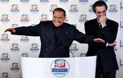 O líder do Força Itália, Silvio Berlusconi, ao lado do candidato da centro-direita ao Governo da Lombardia, Attilio Fontana.