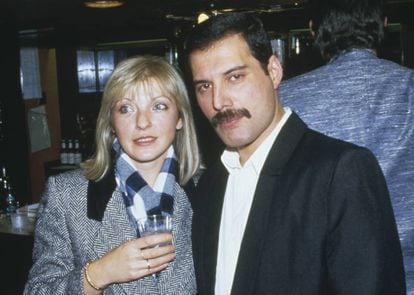 Freddie Mercury com sua amiga (e posterior herdeira) Mary Austin no Royal Albert Hall de Londres, em novembro de 1985.