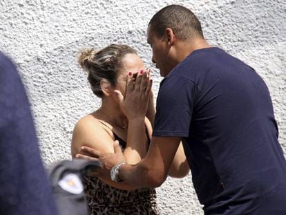Mulher é consolada na escola Professor Raul Brasil, em Suzano, após o ataque que terminou em 10 mortes nesta quarta-feira