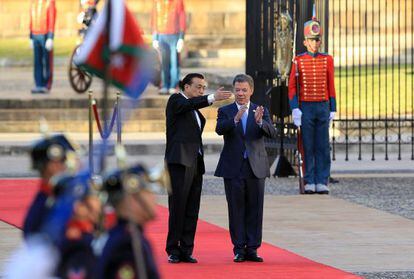 O premi&ecirc; Li Keqiang e o colombiano Juan Manuel Santos.