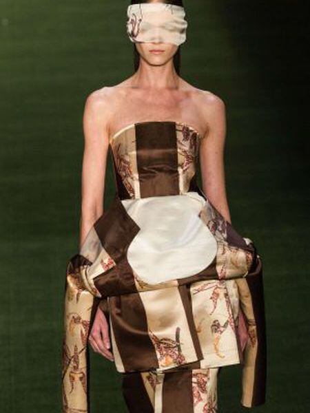 Uma modelo de Alexandre Hercovitch desfila na semana de moda de São Paulo.