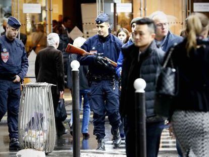 Policiais vigiam uma rua após os atentados em Paris.
