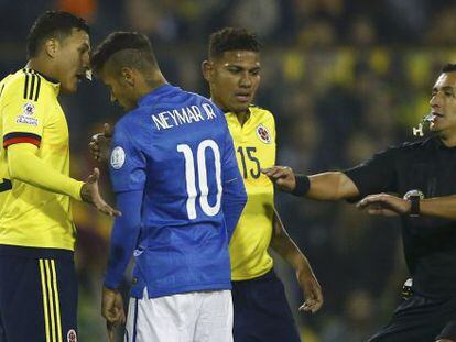 Neymar encara o colombiano Murillo, e o árbitro Enrique Osses tenta impedi-lo.