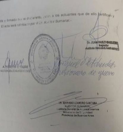 A assinatura de Etchecolatz ao declarar que se sente um “prisioneiro de guerra”. 