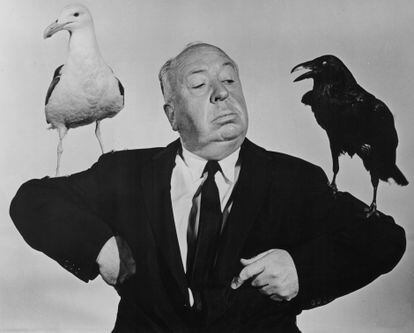 Alfred Hitchcock posa em uma imagem promocional de seu filme ‘Os Pássaros’, de 1963.