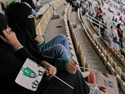 Mulheres comparecem pela primeira vez a um estádio na Arábia Saudita.