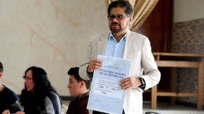 O candidato a senador Iván Márquez, da Força Alternativa Revolucionária do Comum (FARC), vota nas eleições legislativas deste domingo