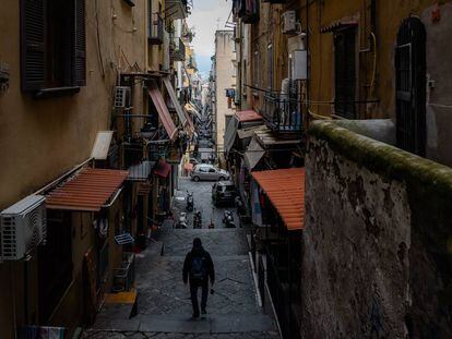 Imagem das ruas de Nápoles, cidade onde são ambientados os romances de Ferrante.