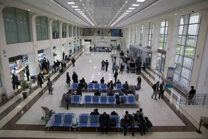 Terminal de passageiros do aeroporto de Tashkent.