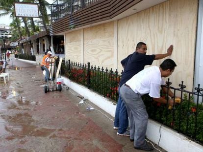 Moradores de Puerto Vallarta blindam janelas.