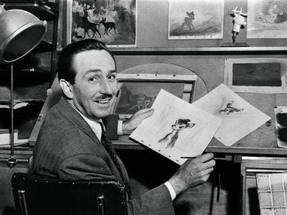 Walt Disney com desenhos durante a produção de 'Bambi'.
