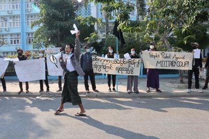 Manifestantes contra a junta militar em Mandalay, segunda maior cidade de Mianmar, nesta quinta-feira.