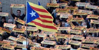 Manifestantes em Barcelona pedem a libertação dos ex-conselheiros presos