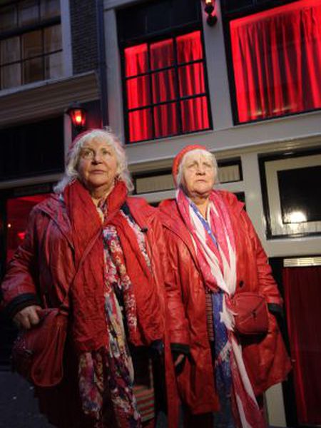 Louise e Martine Fokkens, em 2012, durante um passeio pelo bairro vermelho de Amsterdã.
