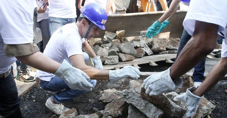 Doria participa de mutirão de reforma de calçadas.