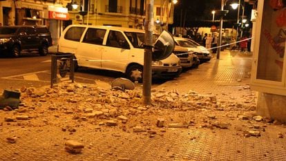 Destroços de um edifício em uma rua de Melilla.