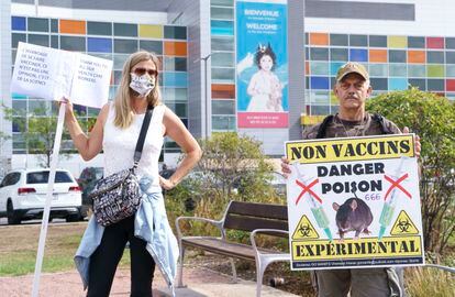 Manifestantes antivacinas diante de um hospital de Montreal, em 13 de setembro.