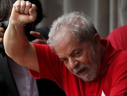 O ex-presidente Lula, neste s&aacute;bado em sua casa em S&atilde;o Bernardo do Campo, S&atilde;o Paulo.