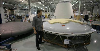 Elon musk inspeciona um escudo térmico na fábrica de SpaceX.
