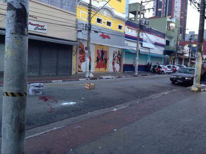 Uma mancha de sangue na rua onde começaram os distúrbios.