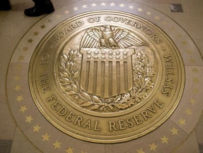 Escudo da Reserva Federal gravado no chão da sede de Washington.
