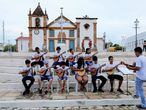 Estudantes do curso de bandolim se apresentam em frente a Igreja Matriz, em Oeiras.