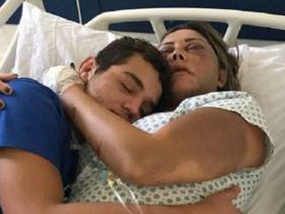 Elaine ao lado do filho, Rayron Gracie, no hospital.