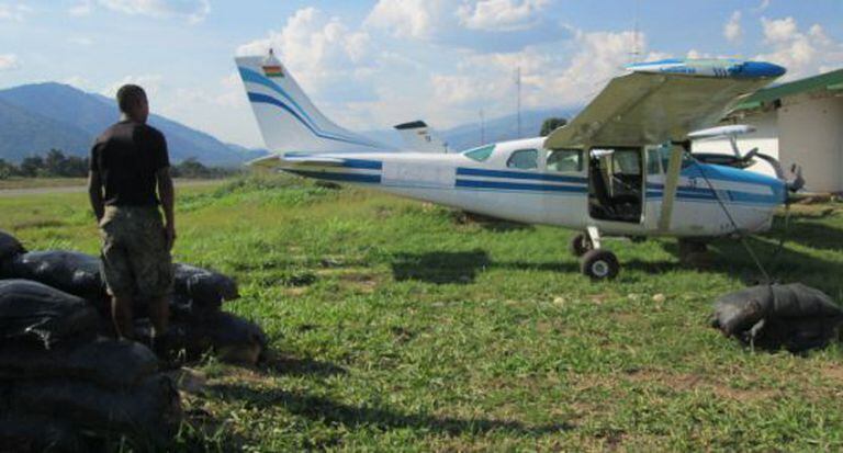 Um monomotor boliviano confiscado na selva do Peru. / J. FOWKS