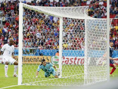 O goleiro hondurenho observa a bola no segundo gol francês.