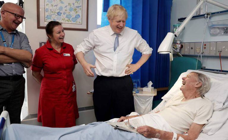 Boris Johnson em visita ao West Cornwall Community, na Cornualha, no final de novembro.